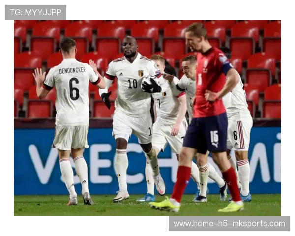 卢克曼反击中连过两人起脚劲射，皮球直入死角